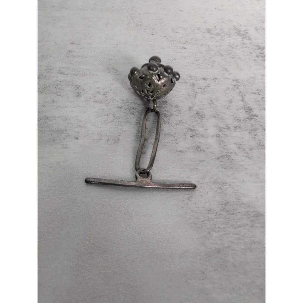 TOGGLE BUTTON LATE 18TH CENTURY TO EARLY 19TH CENTURY SILVER WITH BAR & LINK